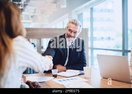 Bienvenue dans l'équipe. Deux hommes d'affaires se sont fait la main pendant une réunion dans la salle de réunion. Banque D'Images