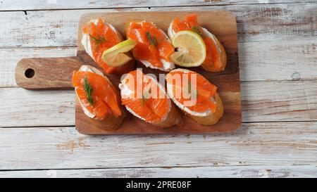 Sandwichs ouverts avec filet de truite, pain de blé avec beurre et herbes Banque D'Images