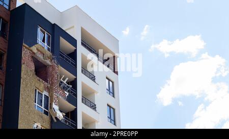 Un bâtiment résidentiel a été endommagé après avoir été frappé par une fusée. Perçages de coques dans un bâtiment à plusieurs étages. Conséquences de la guerre avec la Russie. Ukraine, Irpin - 24 mai 2022. Banque D'Images