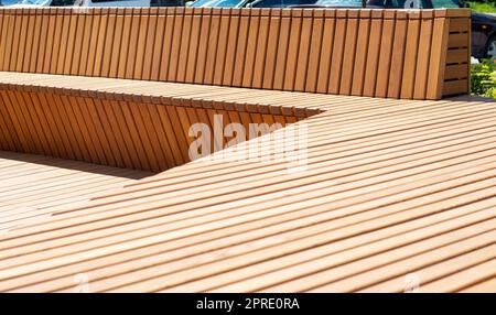 Nouveau banc de parc moderne. Extérieur architecture urbaine extérieur, mobilier urbain public. Un siège de planche vide sans personne, un banc confortable dans l'aire de loisirs. Banque D'Images