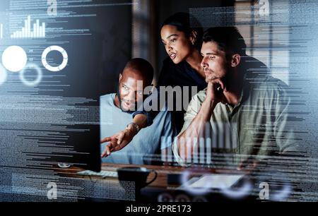 Équipe de programmeurs écrivant du code numérique dans le métaverse et travaillant ensemble sur Internet. Groupe de concepteurs de sites Web développant un site Web, une application ou un logiciel de cybersécurité tard dans la nuit au bureau Banque D'Images