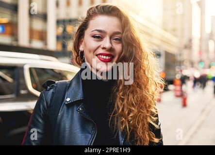 Je suis la plus heureuse quand je suis en plein milieu. Une jeune femme attirante en ville. Banque D'Images