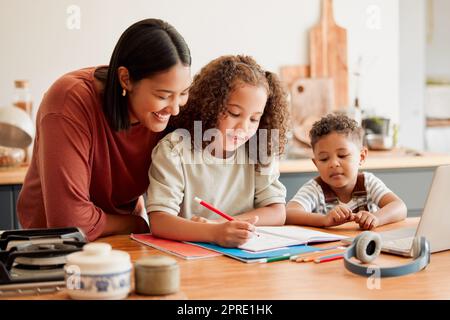 L'enseignement, l'apprentissage et l'éducation de la mère avec l'enfant étudiant, faisant des devoirs ou écrivant dans un livre pendant une leçon à la maison ou à la maison. Fille dans le développement de la petite enfance appréciant l'activité amusante Banque D'Images