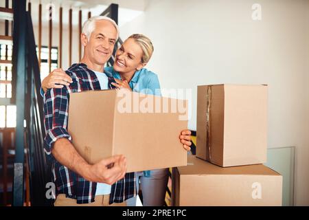 Le meilleur investissement que nous ayons jamais fait pour notre mariage. Portrait d'un couple heureux et mûr portant des boîtes le jour du déplacement. Banque D'Images