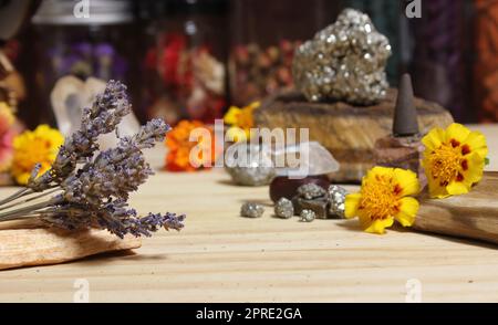 Lavande séchée sur des bâtonnets de Palo Santo avec des cristaux et des fleurs en arrière-plan Banque D'Images