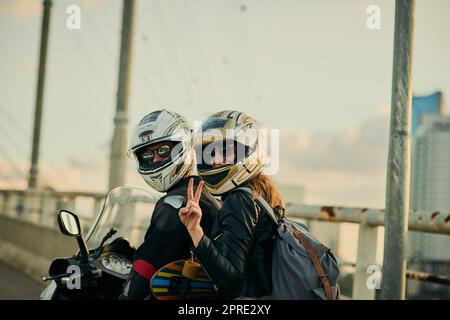 Quitter la maison et trouver la paix. Un jeune couple attrayant à cheval autour de la ville. Banque D'Images