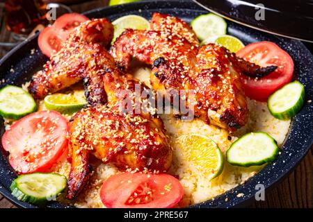 couscous avec ailes de poulet frites épicées Banque D'Images