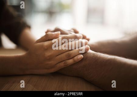 Il suffit de garder la main. Deux personnes méconnaissables tiennent les mains confortablement. Banque D'Images