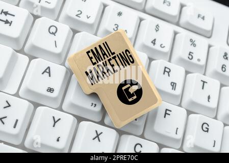 Texte d'écriture Email MarketingSenvoi d'un message commercial à un groupe de personnes utilisant le courrier, Word écrit sur l'envoi d'un message commercial à un groupe Banque D'Images