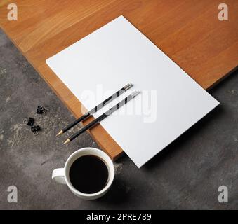 Photo de papier à en-tête vierge, crayons, tasse à café et pinces. Modèle de conception réactif. Banque D'Images