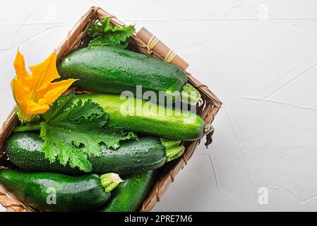 Panier de légumes frais avec courgettes fraîches sur fond blanc gros plan Banque D'Images