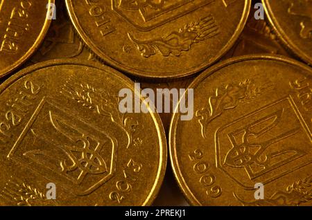 Macro shot détaillée des pièces de monnaie de l'Ukraine sous la forme d'espèces en cents. Kopeck ukrainien avec texture détaillées et de secours sous la forme d'ornement o Banque D'Images