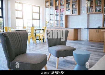 Bibliothèque, librairie et meubles avec décoration intérieure, parquet et soleil. Salon de lecture, salle ou espace de lecture de collège, d'université ou d'école Banque D'Images