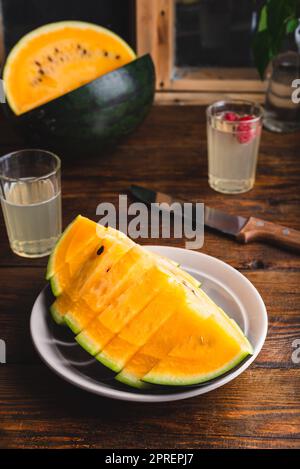 Melon d'eau douce en tranches sur une table en bois Banque D'Images