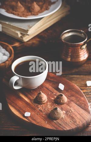 Truffes au chocolat enrobées de poudre de cacao avec du café noir Banque D'Images