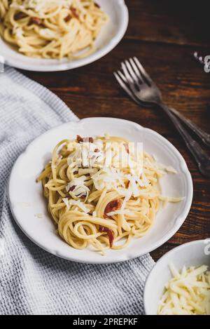 Pâtes carbonara classiques Homamade sur une assiette blanche Banque D'Images