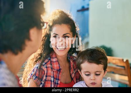 C'était un temps... une jeune femme attrayante et son fils rendant visite à sa mère mature. Banque D'Images