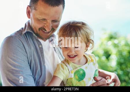 Papa va vous enseigner tout ma petite fille. Un jeune beau père passer du temps avec son adorable petite fille dans l'arrière-cour à la maison. Banque D'Images