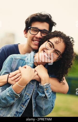 Être jeune et amoureux est une chose glorieuse. Portrait d'un couple adolescent à l'extérieur. Banque D'Images