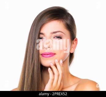 Cette peau parfaitement douce, shes l'a obtenu. Studio portrait d'une belle jeune femme posant sur un fond blanc. Banque D'Images