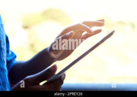 L'outil idéal pour un concepteur. Un homme de designer méconnaissable travaillant sur une tablette dans son bureau. Banque D'Images