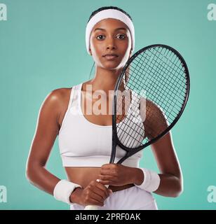 Femme sport joueur de tennis et athlète se sentent forts avec l'autonomisation et la motivation des femmes. Portrait d'une femme indienne en forme, sérieuse et athlétique, qui a l'air motivée, déterminée et confiante Banque D'Images