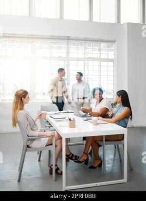 Professionnels, professionnels et professionnels, qui parlent en réunion, en discussion et en conversation dans un bureau moderne, ensemble au travail. Planification de collègues variés, jeunes et concentrés Banque D'Images