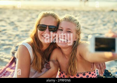 Profitez de l'été de la meilleure façon. Jeunes filles meilleures amies traîner à la plage. Banque D'Images