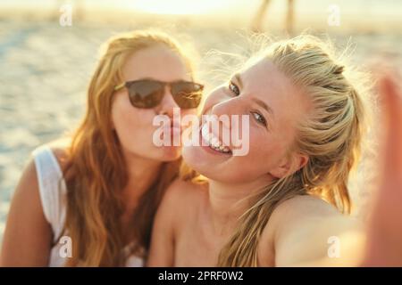 Baignez-vous au soleil et amusez-vous. Les jeunes filles sont les meilleures amies qui traînaient à la plage. Banque D'Images