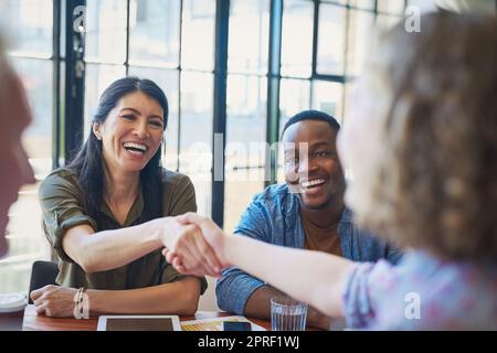 Nous avons hâte de voir plus de votre travail. Un groupe diversifié d'hommes d'affaires collaborant sur un projet dans un bureau moderne. Banque D'Images