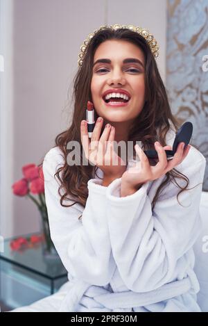 C'est mon ombre caractéristique. Portrait d'une jeune femme attrayante appliquant un rouge à lèvres à la maison. Banque D'Images