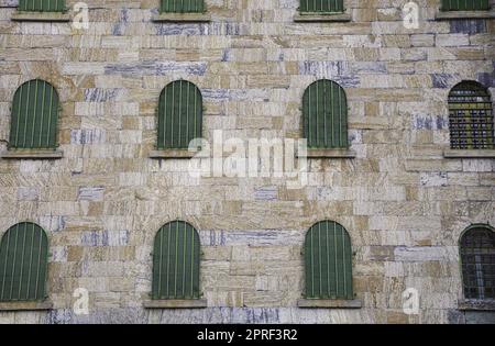 fenêtres de prison mur de pierre ancienne prison bâtiment barres de fer Banque D'Images