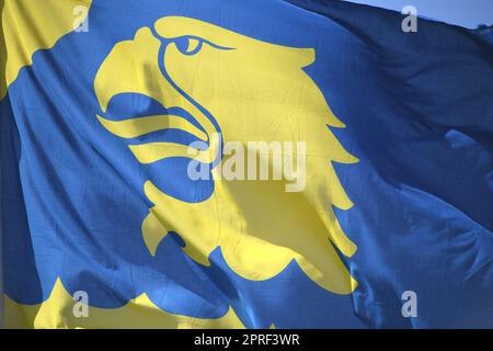 Le drapeau bleu et jaune de la Garde côtière suédoise, Kusbevakningen, avec la tête de l'aigle jaune. La Garde côtière est également responsable de la protection des frontières du territoire suédois à sa frontière maritime Banque D'Images