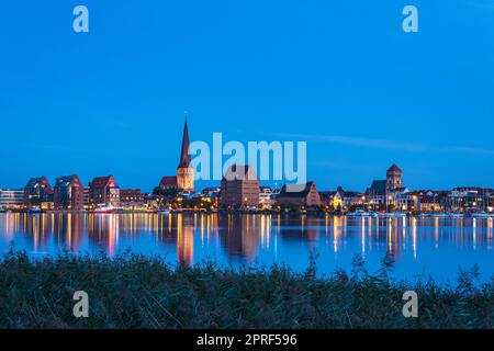 Vue sur la rivière Warnow jusqu'à la ville de Rostock, Allemagne Banque D'Images