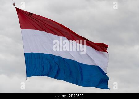 Drapeau hollandais hissé lors d'un jour férié Banque D'Images