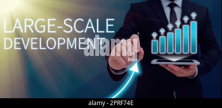 Affiche présentant un développement à grande échelle. Mot écrit sur développer sur une base étendue grandir beaucoup Homme avec Un téléphone portable présentant des stratégies pour le développement d'affaires. Banque D'Images