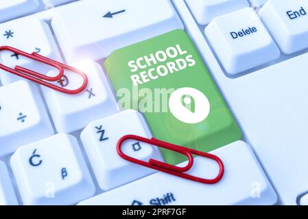 Affiche affichant les enregistrements scolaires informations conservées sur un enfant à l'école Biographie. Business idée information qui est gardé sur un enfant à l'école Biographie Businesswoman tenant la bulle de discours avec des messages importants. Banque D'Images