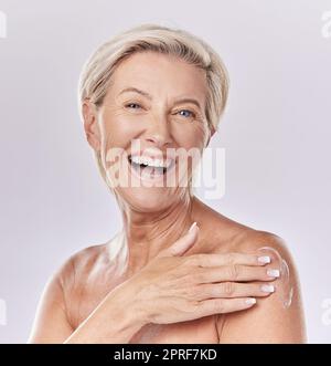 Crème solaire, soins de la peau et soins du corps d'une femme âgée appliquant de la crème à la peau avec un portrait de studio. Modèle de soin de la peau, propre et hygiénique avec anti-rides de vieillissement ou produit hydratant pour le bien-être de vieillissement Banque D'Images