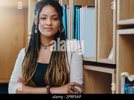 C'est une étape audacieuse, mais je suis prêt pour elle. Portrait court d'une jeune femme attrayante debout avec ses bras croisés dans son bureau à domicile. Banque D'Images