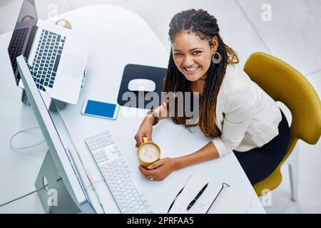 Fixer mes objectifs un peu plus haut. Portrait en grand angle d'une jeune femme d'affaires attirante assise à son bureau. Banque D'Images