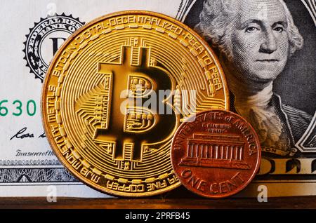 Le Bitcoin et cent américain dans le contexte de l'US dollar. Notion d'avantage de la monnaie numérique par rapport à l'argent physique Banque D'Images