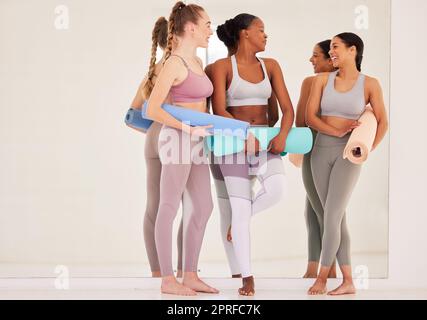 Fitness, bien-être ou santé yoga amis collage, parler et rire dans l'entraînement sportif, pilates séance d'entraînement ou de méditation studio. Des femmes calmes, détentes ou heureuses en classe zen de diversité dans un exercice holistique Banque D'Images