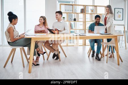 Les gens d'affaires travaillant ensemble dans un bureau, faisant des entrevues et parlant en réunion au travail. Groupe de collègues professionnels, de travailleurs et d'employés dans un secteur commun, embauche et planification avec ordinateur portable Banque D'Images