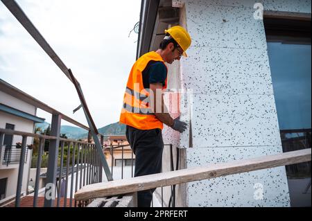 Revêtement thermique en polystyrène pour des économies d'énergie sur un chantier de construction Banque D'Images