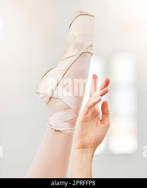 Pieds dansants, chaussures de ballet en cuir avec les mains, danse ballerine calme en gros plan en studio. Entraînement performance grâce, professionnelle danse fille et art sk Banque D'Images