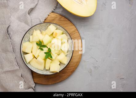 Tranches de melon dans une assiette ronde grise sur la table Banque D'Images