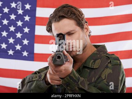 Youre à sa vue. Un soldat américain vous montre son fusil Banque D'Images