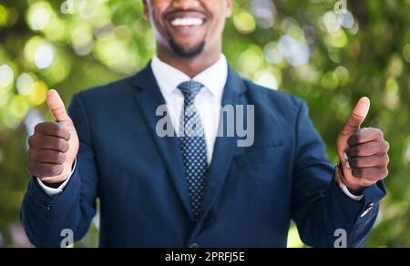 Bon homme d'affaires, succès d'entreprise et deux pouces vers le haut signe. Main-d'œuvre africaine en costume, objectif professionnel de travail, portrait montrant le soutien des employés à l'accord de conformité. Banque D'Images