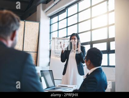 Une équipe d'hommes d'affaires qui assistent à une présentation dans la salle de conférence. Banque D'Images