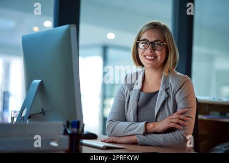 Les nuits tardives ne sont qu'une partie du travail. Portrait court d'une femme d'affaires travaillant tard dans la nuit dans son bureau. Banque D'Images